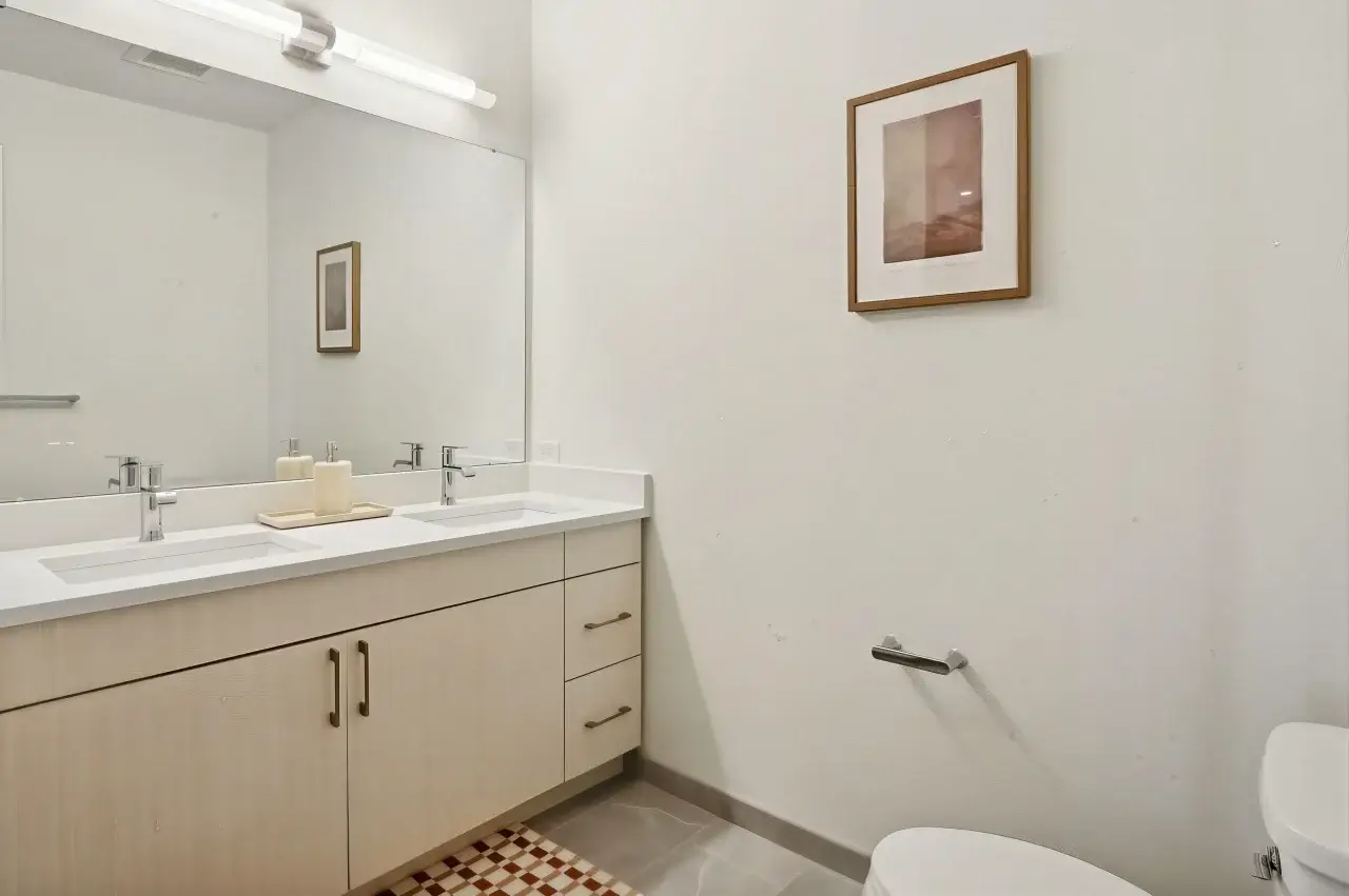 40 LE upscale strong tone enhance 30 color enhance 30